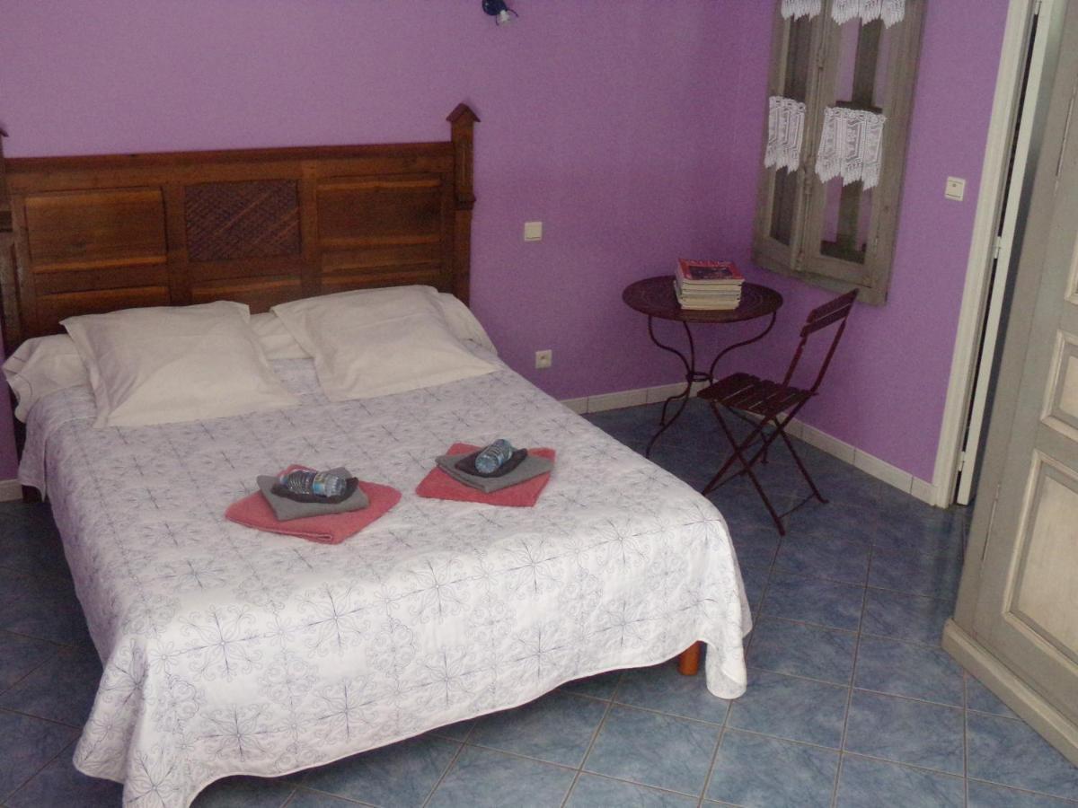 Chambres et table d'hôtes, maisonnettes individuelles dans propriété privée Vézinnes Exterior foto