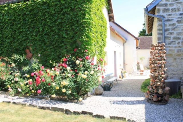 Chambres et table d'hôtes, maisonnettes individuelles dans propriété privée Vézinnes Exterior foto