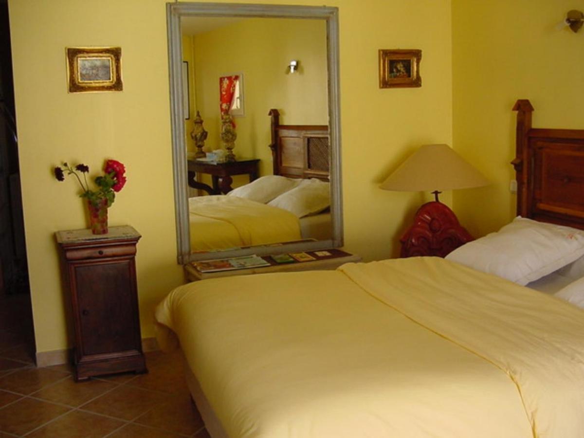 Chambres et table d'hôtes, maisonnettes individuelles dans propriété privée Vézinnes Habitación foto