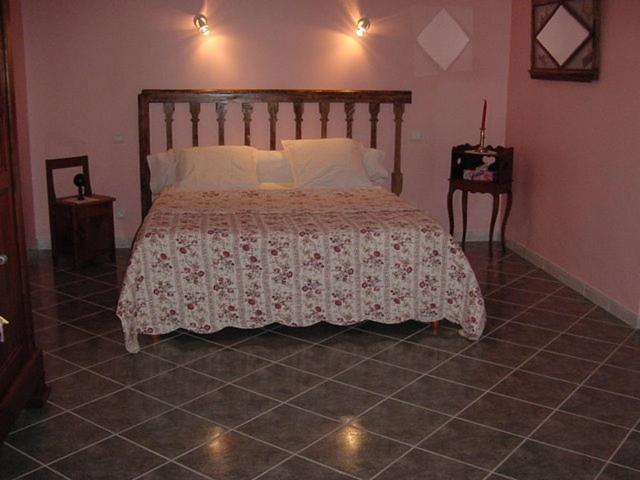 Chambres et table d'hôtes, maisonnettes individuelles dans propriété privée Vézinnes Habitación foto